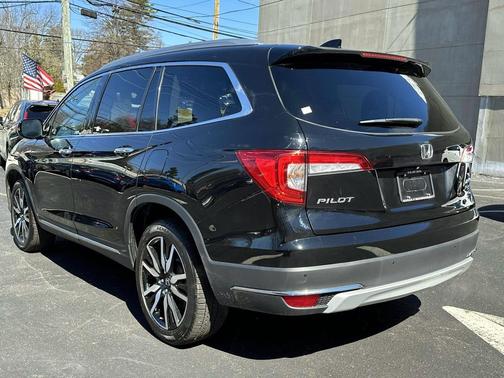 Crystal Black Pearl 2021 Honda Pilot Touring 8-Passenger