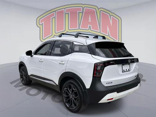 Aspen White Tricoat 2026 Nissan Kicks SR