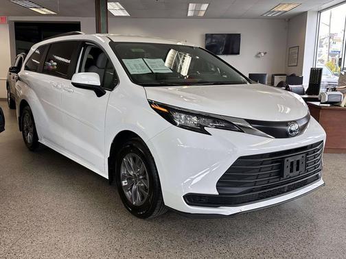 Ice Cap 2023 Toyota Sienna LE