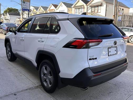 Ice Cap 2024 Toyota RAV4 XLE