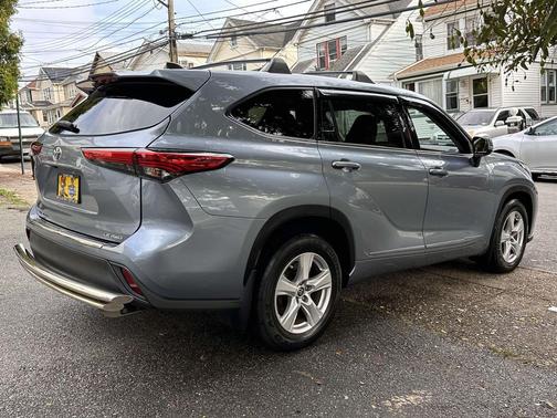 2022 Toyota Highlander LE