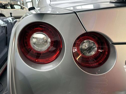 2023 Nissan GT-R NISMO Dual-clutch 6-Speed Transmission