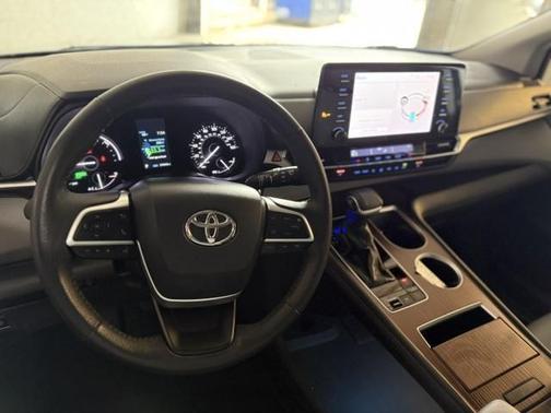 2021 Toyota Sienna XLE 8 Passenger