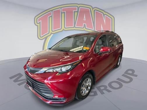 2025 Toyota Sienna LE