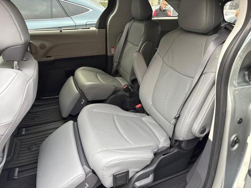 2023 Toyota Sienna Limited