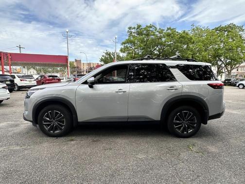 Brilliant Silver Metallic 2024 Nissan Pathfinder SL 4WD