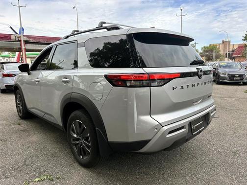 Brilliant Silver Metallic 2024 Nissan Pathfinder SL 4WD