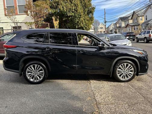 2022 Toyota Highlander Platinum