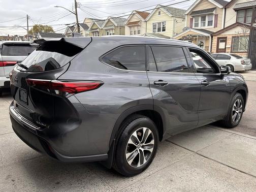 Magnetic Gray Metallic 2020 Toyota Highlander XLE