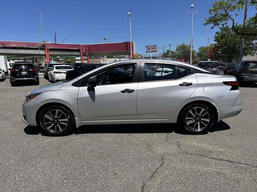 Brilliant Silver Metallic 2024 Nissan Versa 1.6 S