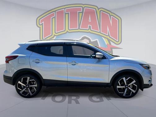 Brilliant Silver Metallic 2022 Nissan Rogue Sport SL