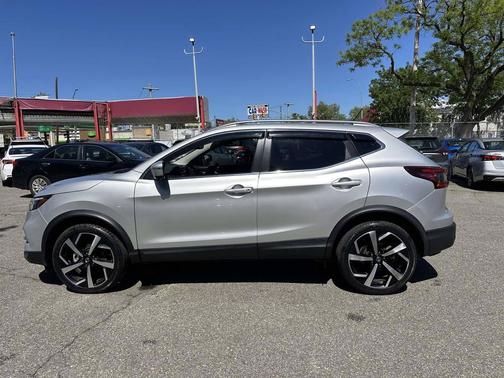 Brilliant Silver Metallic 2022 Nissan Rogue Sport SL