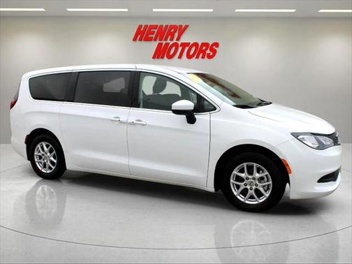 2022 Chrysler Voyager LX