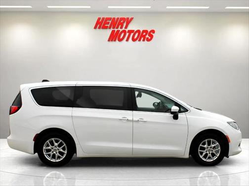 2022 Chrysler Voyager LX