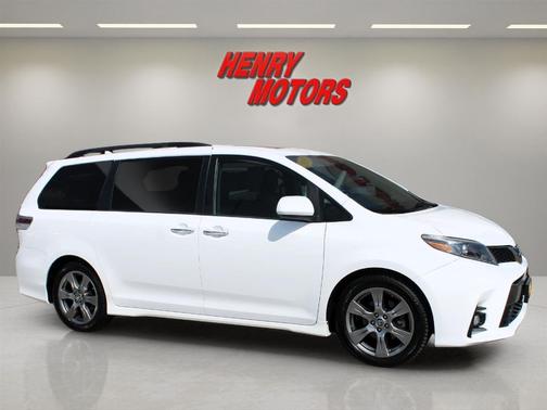 White 2019 Toyota Sienna SE
