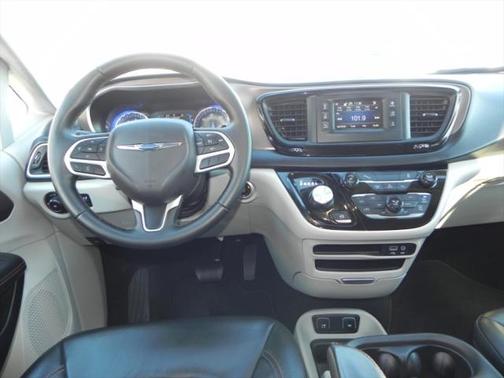 White 2017 Chrysler Pacifica Touring-L