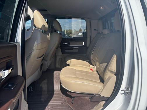 Bright White Clearcoat 2018 RAM 1500 Laramie