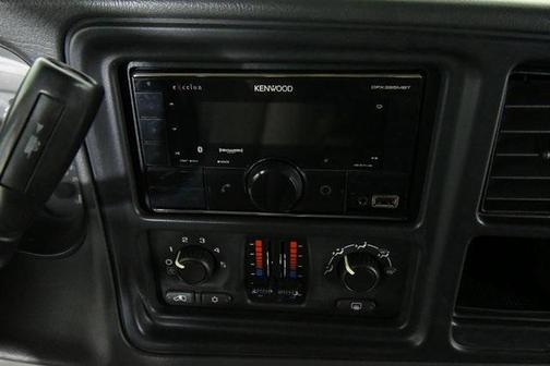 2004 Chevrolet Suburban LS