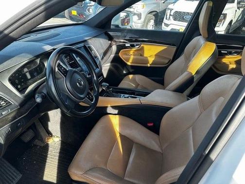 2019 Volvo XC90 T6 Momentum