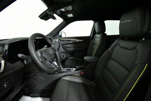 Iridescent Pearl Tricoat 2026 Chevrolet Trailblazer ACTIV