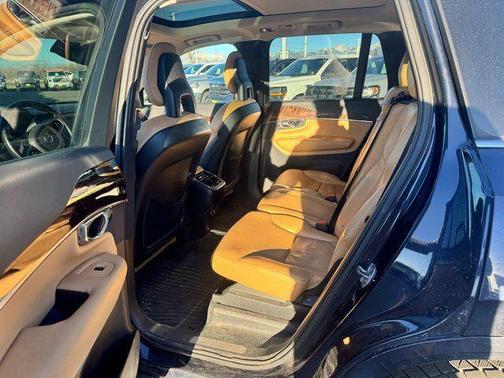 2016 Volvo XC90 T6 Momentum