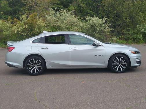 Silver Ice Metallic 2021 Chevrolet Malibu RS