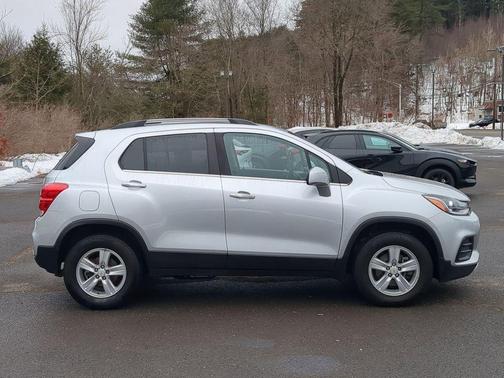 Silver Ice Metallic 2019 Chevrolet Trax LT