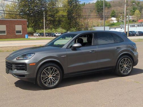 Quartzite Grey Metallic 2024 Porsche Cayenne AWD
