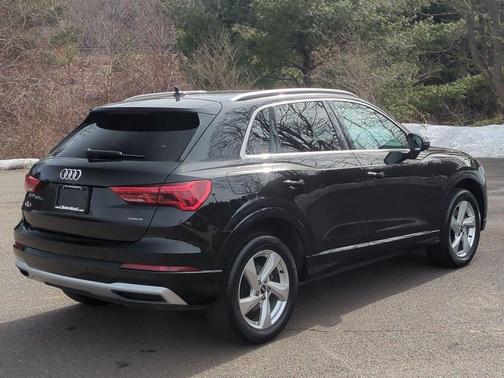 Mythos Black Metallic 2022 Audi Q3 40 Premium