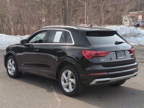 Mythos Black Metallic 2022 Audi Q3 40 Premium