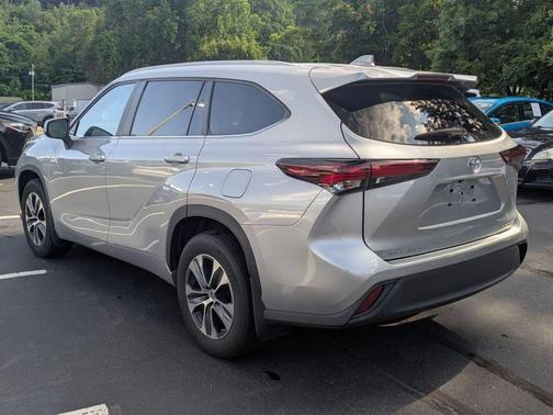 Celestial Silver Metallic 2024 Toyota Highlander XLE