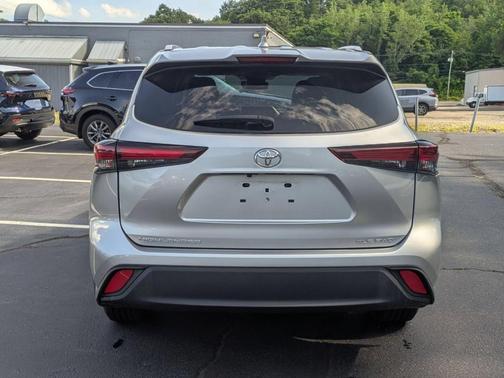 Celestial Silver Metallic 2024 Toyota Highlander XLE