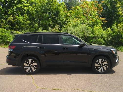 Deep Black Pearl Effect 2024 Volkswagen Atlas 2.0T SE