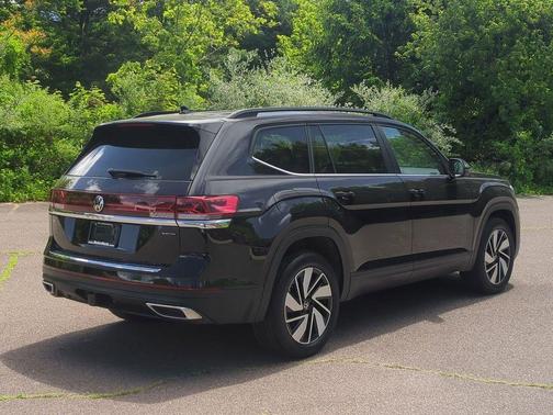 Deep Black Pearl Effect 2024 Volkswagen Atlas 2.0T SE