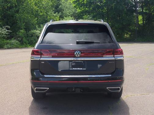Deep Black Pearl Effect 2024 Volkswagen Atlas 2.0T SE
