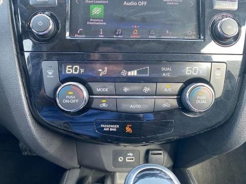 Photo 4 of 20 of 2020 Nissan Rogue SL