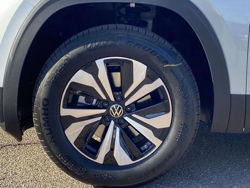 opal white pearl 2026 Volkswagen Atlas 2.0T SE