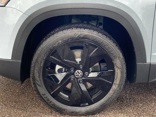 2026 Volkswagen Taos SE Black