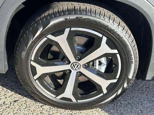Platinum Gray Metallic 2026 Volkswagen Tiguan 2.0T SE 4MOTION