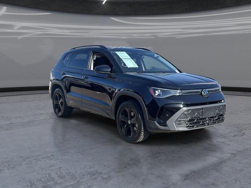Deep Black Pearl 2025 Volkswagen Taos 1.5T SE Black