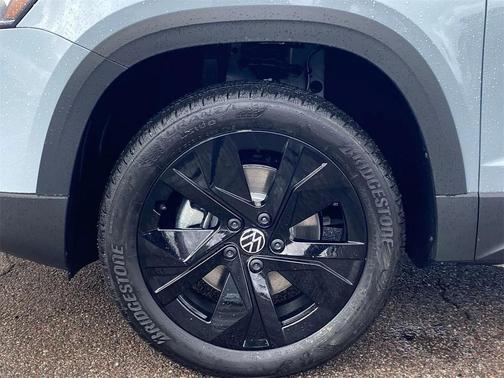 2026 Volkswagen Taos SE Black