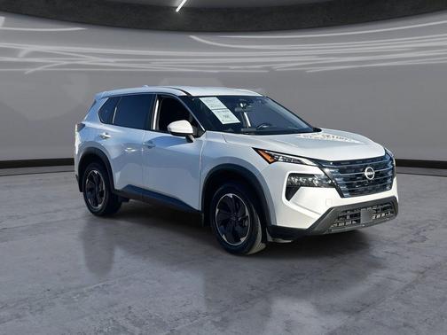 Everest White Pearl 2025 Nissan Rogue SV
