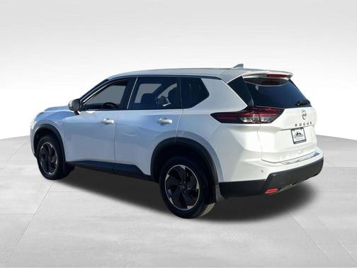 Everest White Pearl 2025 Nissan Rogue SV