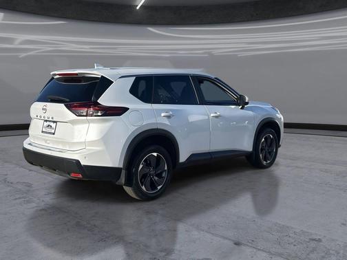 Everest White Pearl 2025 Nissan Rogue SV