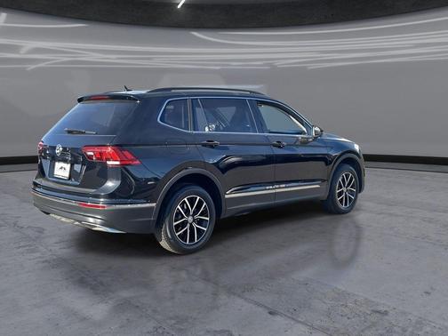 Deep Black Pearl 2021 Volkswagen Tiguan 2.0T SE