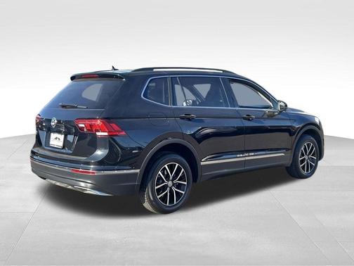 Deep Black Pearl 2021 Volkswagen Tiguan 2.0T SE