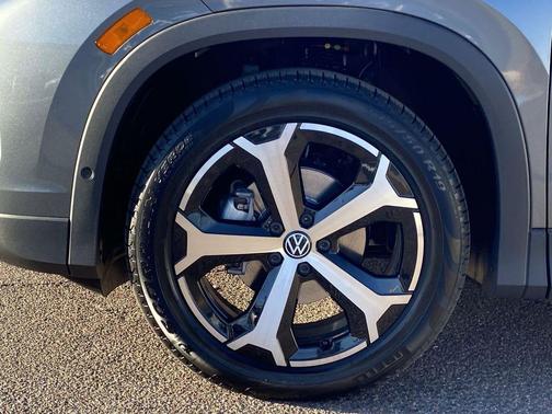 platinum gray metallic 2026 Volkswagen Tiguan 2.0T SE