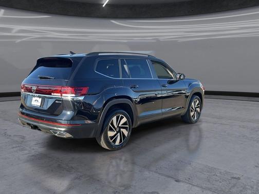 Deep Black Pearl 2024 Volkswagen Atlas 2.0T SE w/Technology 4MOTION
