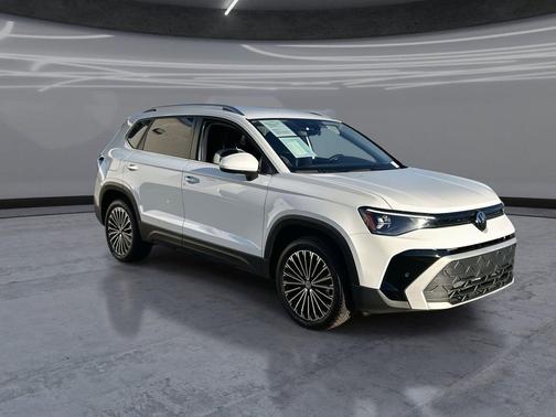 Pure White 2025 Volkswagen Taos 1.5T SE
