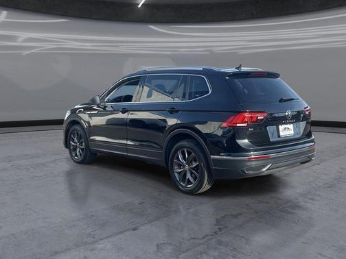Deep Black Pearl 2023 Volkswagen Tiguan 2.0T SE